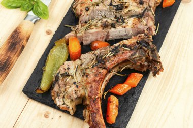 Izgara domuz eti dilimleri. Kızarmış baltayı kes.