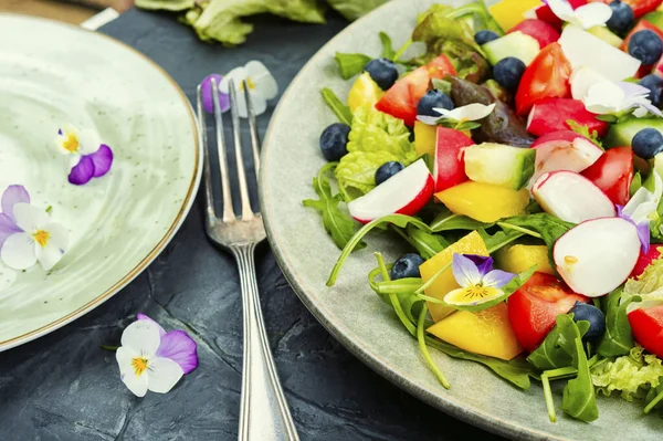 Salada Legumes Saudável Com Flores Comestíveis Comida Limpa Cetogénica — Fotografia de Stock