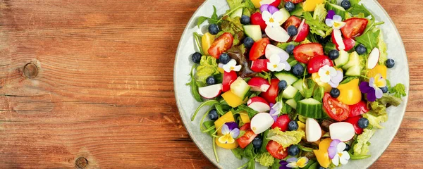 Salada Legumes Com Flores Comestíveis Espaço Cópia Lugar Receita — Fotografia de Stock