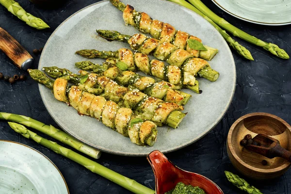 新鲜的绿色芦笋 用意式酱油烤在膨松的糕点中 健康的饮食 — 图库照片