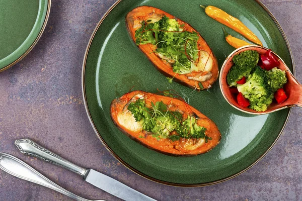 Mantar Brokoli Biberle Doldurulmuş Vejetaryen Fırında Tatlı Patates Sağlıklı Vejetaryen — Stok fotoğraf