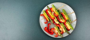 Dolmalık biberli şiş kebap, yeşil kuşkonmaz, halloumi peyniri. Boşluğu kopyala.