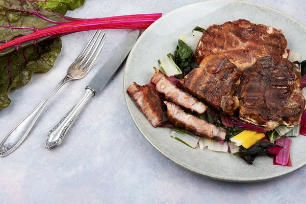 バーベキュー肉ステーキと新鮮なハーブサラダ — ストック写真
