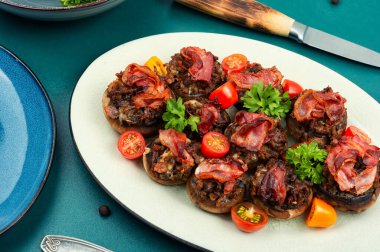 Sebze, kıyma ve pastırmayla doldurulmuş iştah açıcı şampiyon mantarları..