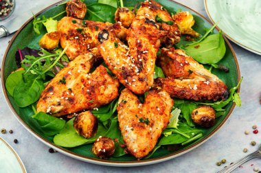 Sebzeli tavuk kanadı ve salata.