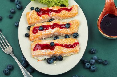 Yabanmersini soslu fırında somon balığı. Somon filetosu, ızgara biftek..