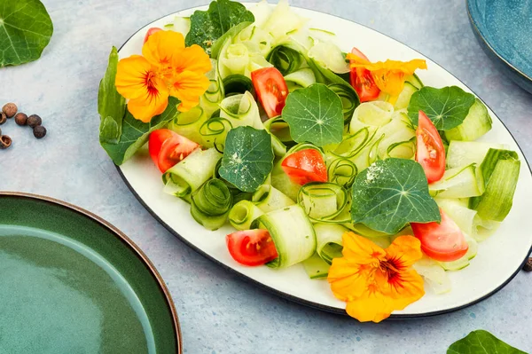 Natuurlijke Salade Met Groenten Eetbaar Nasturtium Zelfgemaakt Voedsel — Stockfoto