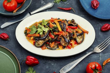 Sebze sote ya da patlıcanlı caponata. Vejetaryen yemeği, sebze güveci..