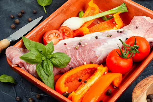 Vers Geroosterd Vlees Een Bakvorm Met Paprika Tomaten Kruiden — Stockfoto