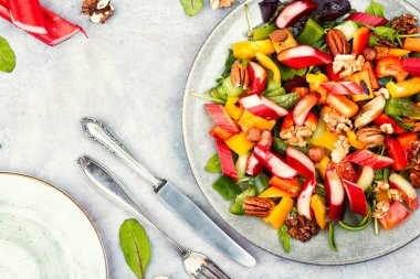 Biber, ravent, fındık ve marullu faydalı bir salata. Vejetaryen yemeği.