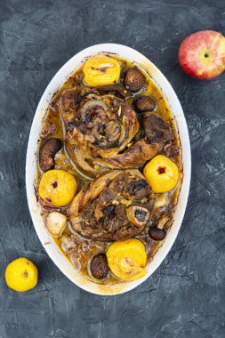 Koyu bira ve elmada pişirilmiş domuz budu ya da diz eklemi. Üst görünüm.