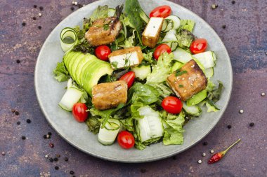 Kızarmış peynirli, sebzeli ve otlu olağandışı salata. Sağlıklı vejetaryen salatası