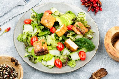 Kızarmış tofu, sebze ve otlu vejetaryen salatası.