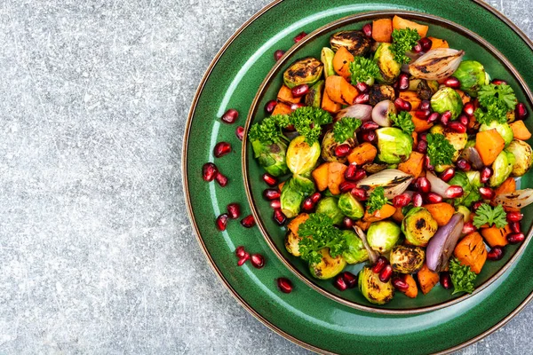 热沙拉和油炸蔬菜放在盘子里 带有复制空间的顶部视图 — 图库照片