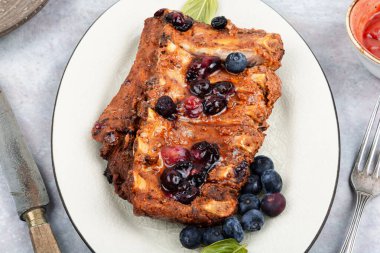 Böğürtlen soslu barbekü domuz pirzolası. Üst görünüm.