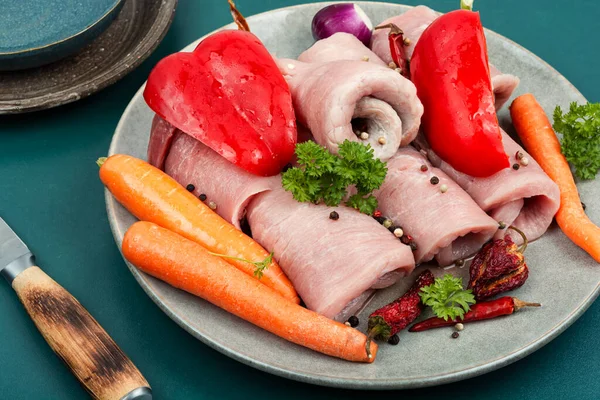 Świeże Niegotowane Bułki Wieprzowe Surowe Mięso Warzywa Rolada Świeżego Mięsa — Zdjęcie stockowe