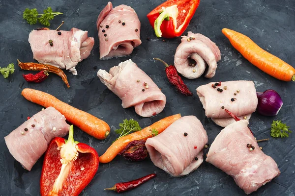 新鮮で調理されていない豚肉ロール 生肉について 豚肉と野菜 — ストック写真