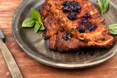 Yaban mersini soslu kızarmış domuz kaburgası.