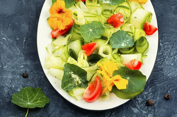 Vitamínový Salát Zeleninou Jedlým Nasturciem Zdravý Veganský Oběd — Stock fotografie