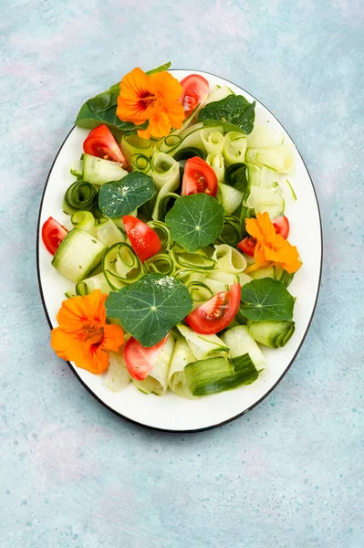 Salatalıklı Domatesli Marullu Çiçekli Sebze Salatası Düz Yatıyordu — Stok fotoğraf