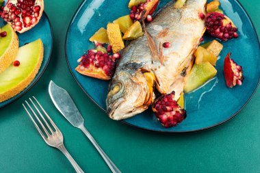 Kavunlu ve nar kokulu lezzetli dorado balığı, sağlıklı bir akşam yemeği..