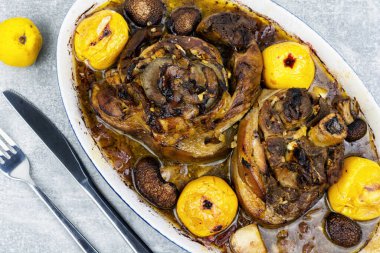 Kızarmış domuz budu ya da koyu bira ve elmada pişirilmiş diz. Ekim Festivali Partisi.