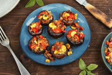 Mantar, dolma biber ve mısırla doldurulmuş şampiyon şapkaları.