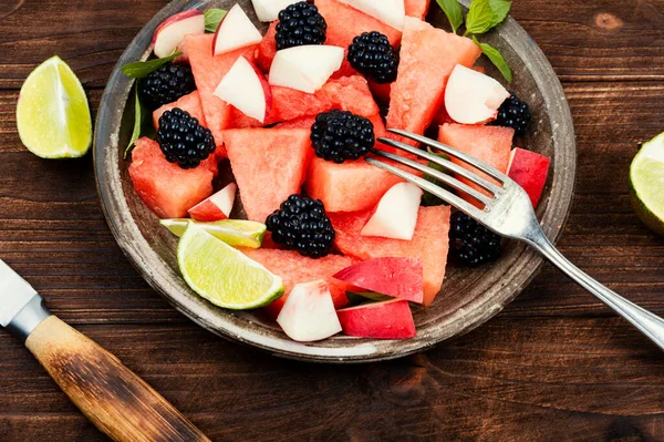 Salat Aus Wassermelone Brombeere Sommer Vegetarisches Essen Auf Holztisch Rezept — Stockfoto