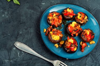 Mantar, dolma biberle doldurulmuş şampiyon şapkası. Ev yapımı doldurulmuş mantarlar, metin için boşluk.