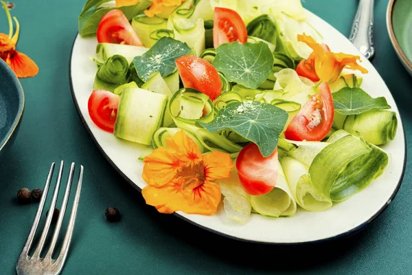 Insalata Vitaminica Con Verdure Assortite Foglie Nasturzio Fiori Condimento — Foto Stock