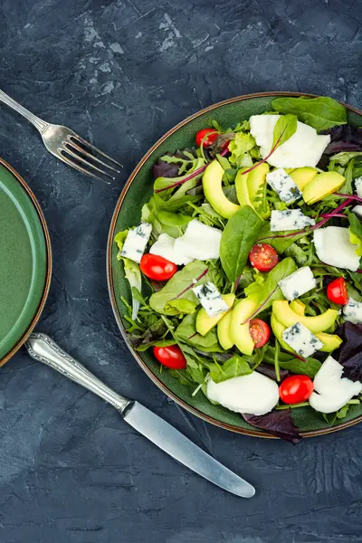 Yunan Sebze Salatası Taze Yeşil Marul Peynir Üst Manzara — Stok fotoğraf