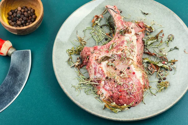 未調理の豚ステーキ トマホーク スパイシーなハーブと調味料でマリネ — ストック写真