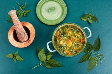 Tencerede ısırgan otu çorbası. Sağlıklı gıda kavramı.