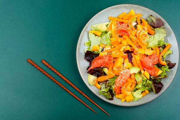 サーモン マンゴー 野菜を使った新鮮なサラダ コピースペース サラダと箸 — ストック写真