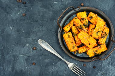 Otlarla kızartılmış mısır kulakları. Vejetaryen yemekleri, yemek tarifleri. Metin için boşluk.