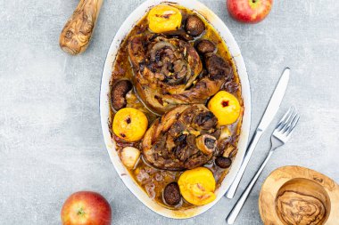 Kızarmış domuz budu ya da bira ve elmada pişirilmiş diz. Domuz budu, Alman yemeği. Üst görünüm.