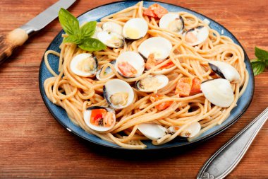 Açık midye ve spagetti ile deniz ürünleri makarnası.