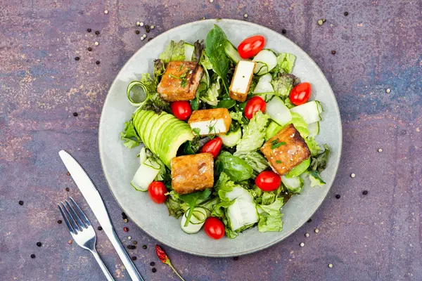 Salade Insolite Avec Fromage Halloumi Frit Légumes Herbes — Photo