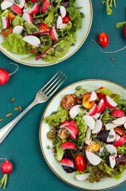 Turplu, sebzeli, domatesli ve susamlı lezzetli salata. Vegan tarifi.