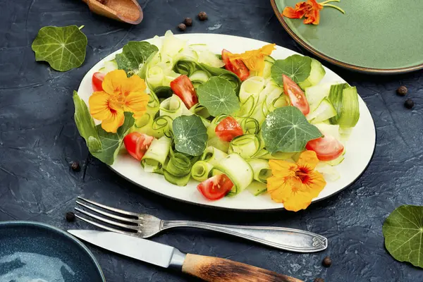 Heerlijke Salade Met Komkommer Tomaat Nasturtium — Stockfoto