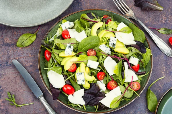 Salade Légumes Frais Légumes Herbes Fromage Sur Table — Photo