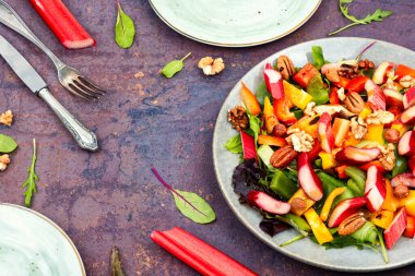 Biber, ravent, fındık ve marullu lezzetli salata kasesi..