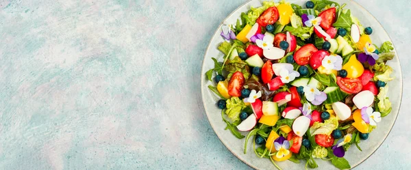 Salada Vegetal Brilhante Com Flores Comestíveis Fundo Cinza Claro Espaço — Fotografia de Stock