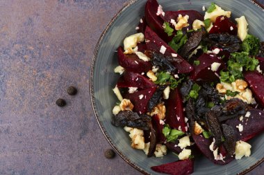 Sağlıklı pancar, peynir, kuru erik ve fındık salatası. Pancar salatası, metin için boşluk.