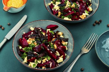 Tabakta haşlanmış pancar, fındık ve peynir diyet salatası. Pancar veya pancar salatası..