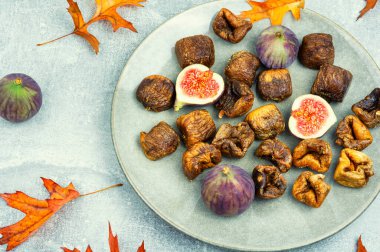 İncir ağacı meyveleri, kurutulmuş incirler. Tabakta kurumuş meyve.