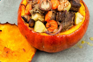 Sonbahar yemeği, et, mantar, elma ve havuçla doldurulmuş fırında balkabağı..