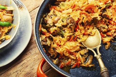 Vejetaryen yemeği, havuç ve mantarlı lahana yahnisi..