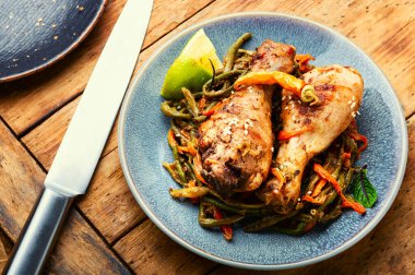 Sebzeli ve baharatlı kızarmış tavuk. Pişmiş baharatlı tavuk bacağı..