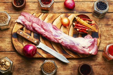 Taze çiğ domuz filetosu ve baharatlı malzemeler..